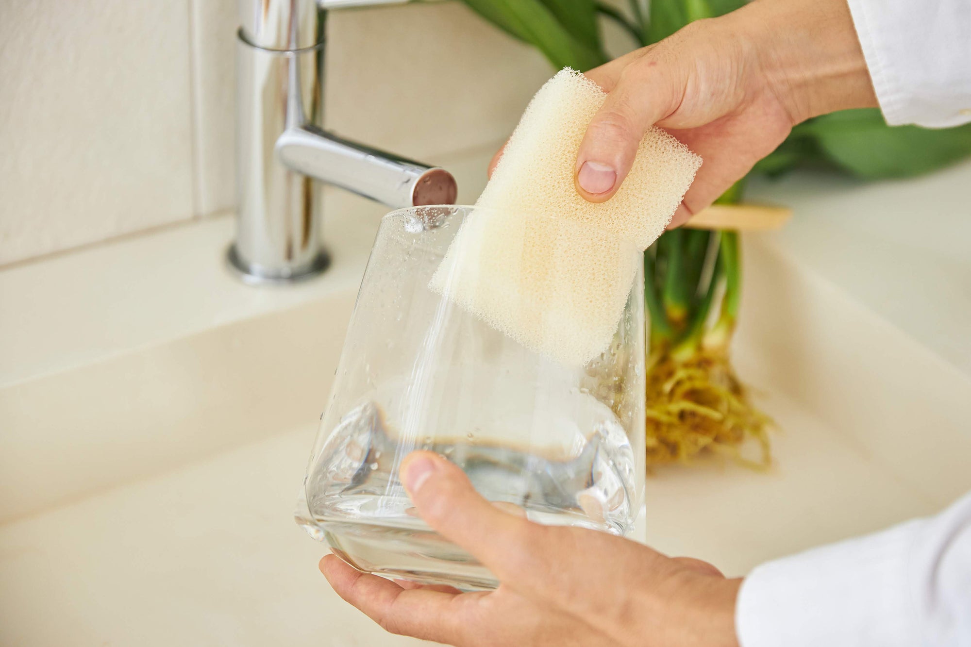 水耕栽培の器を洗っている様子